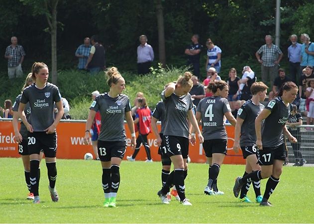 Hängende Köpfe bei Jena nach dem Abpfiff in Duisburg.