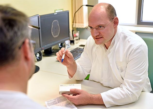 Privatdozent Dr. Tino Prell leitet die Ambulanz für Bewegungsstörungen am Universitätsklinikum Jena.