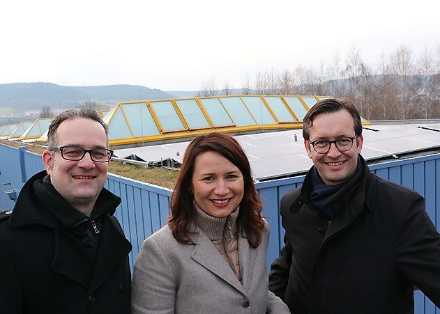 Umweltministerin weiht zusammen mit den Geschäftsführern des Jenaer Nahverkehrs, Andreas Möller (links) und Steffen Gundermann die PV-Anlage auf dem Betriebshof ein.