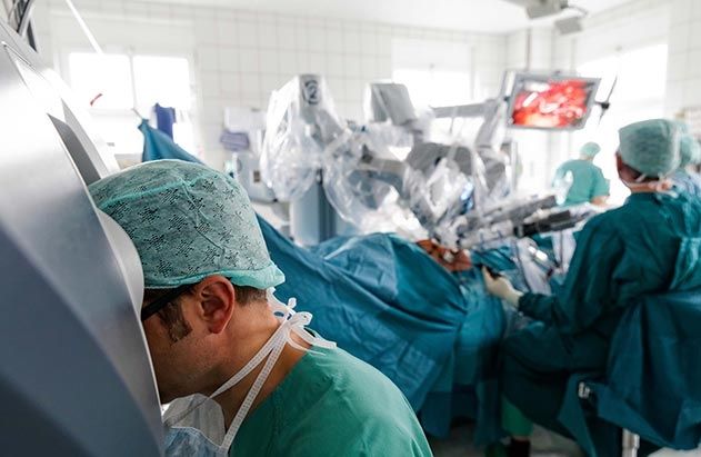 Präzisionsmedizin: Am Universitätsklinikum Jena wurden seit 2011 bereits über 600 Operationen mit Hilfe eines DaVinci-Operationsroboters durchgeführt.