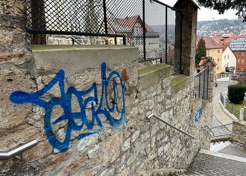 Die Täter beschmierten mit Graffiti die historischen Mauern des Normannenhauses in Jena.
