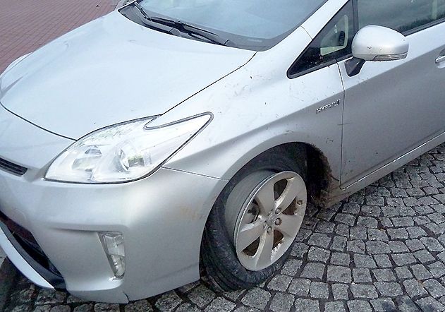 Der gestohlene Toyota Prius mit plattem linken Vorderreifen.