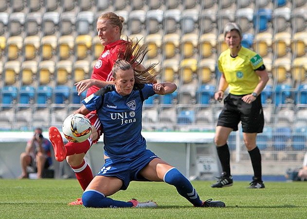 FC Bayern-Spielerin Melanie Behringer im Zweikampf mit Jenas Lucie Vonkova.