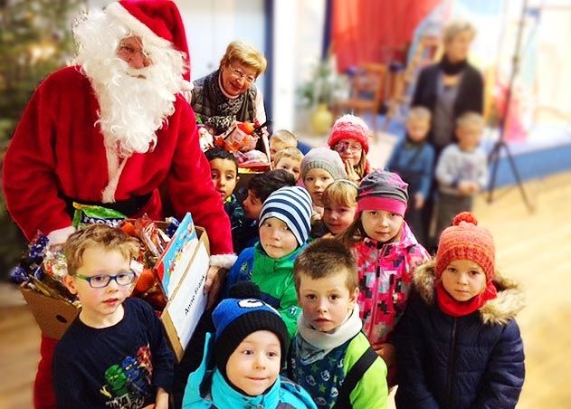 Vorweihnachtliche Geschenke: Zum „Weihnachtlichen Bürgertag“ verteilte der Weihnachtsmann (alias Volker Blumentritt) Kisten vollgepackt mit allem, was das Kinderherz begehrt.