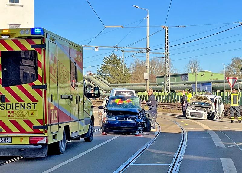 In der Kahlaischen Straße an der Einmündung zur Mühlenstraße hat sich am Mittwoch ein schwerer Unfall mit drei Fahrzeugen ereignet.