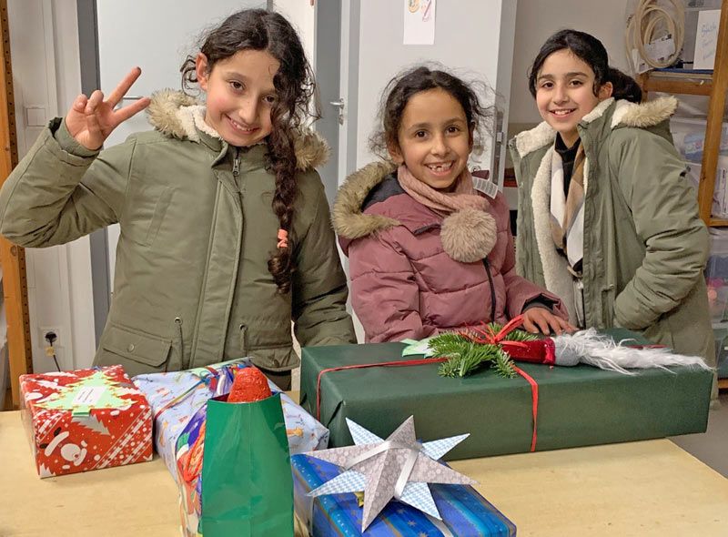 Die Schwestern Hala, Rahaf und Siedra können es kaum erwarten, ihre Geschenke zu Hause auszupacken.