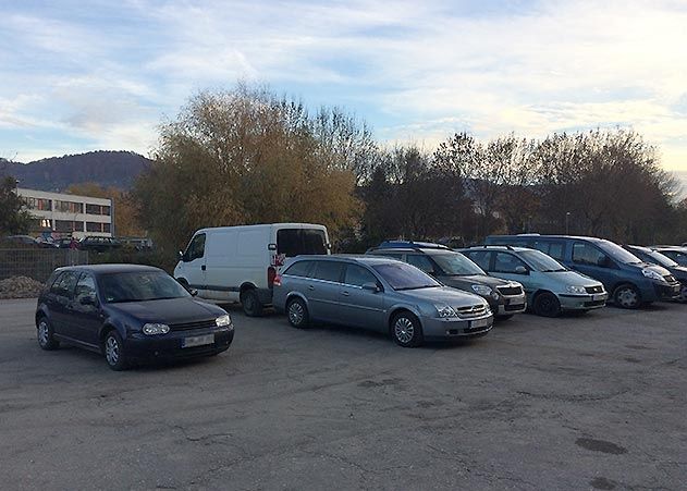 Der Parkplatz am Gries in Jena-Ost wird gesperrt. Hier entsteht in den nächsten Tagen ein Containerdorf für Flüchtlinge.