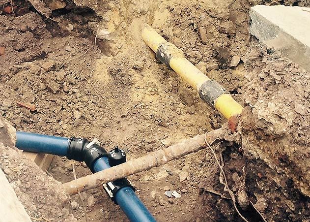 Wegen fehlerhafter Schweißnähte an Erdgas- und Wasserleitungen muss auf einigen Streicher-Baustellen nachgebessert werden.