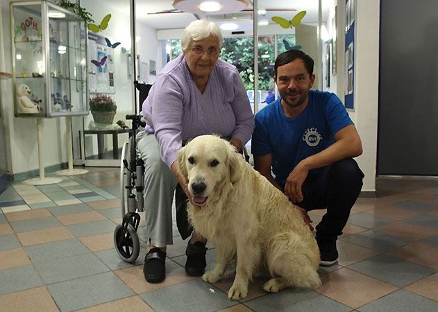 Im Seniorenheim „Käthe Kollwitz“ begeisterte die tierische Begleitung, Golden Retriever „Boy“, von Bürgerstiftungsvorstandsmitglied Bastian Borck.