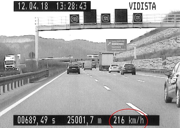 Die Autobahnpolizei verfolgt den BMW-Fahrer und filmt, wie er mit 216 km/h in Richtung Tunnel Lobdeburg bei Jena fährt.