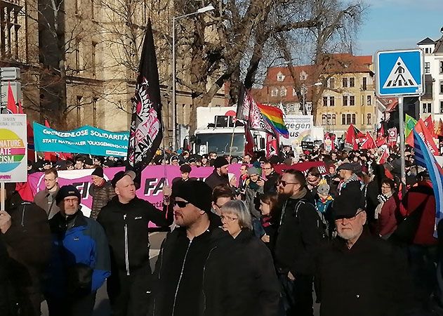 Tausende protestierten am Samstag in Erfurt gegen die Ministerpräsidentenwahl mit AfD-Stimmen.