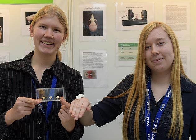 Im Bereich Biologie in der Sparte Jugend forscht gewannen Hannah Dunger (links) und Jasmin Stubenrauch von der Montessorischule Jena. Sie untersuchten die Schädel von Labormäusen und verglichen ihre Messergebnisse mit denen eines Computertomographen.