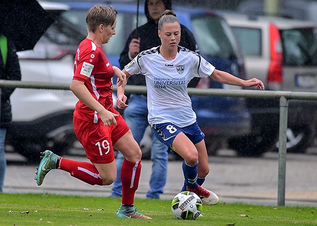 Die Jenaerin Sandra Müller (rechts) gegen die Potsdamerin Sarah Scheel im Spiel FF USV Jena gegen 1. FFC Turbine Potsdam II im Ernst-Abbe-Sportfeld.