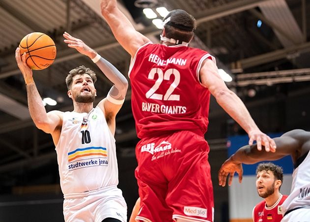 Im Duell Jenas Topscorer Julius Wolf (l.) gegen den Leverkusener Dennis Heinzmann.