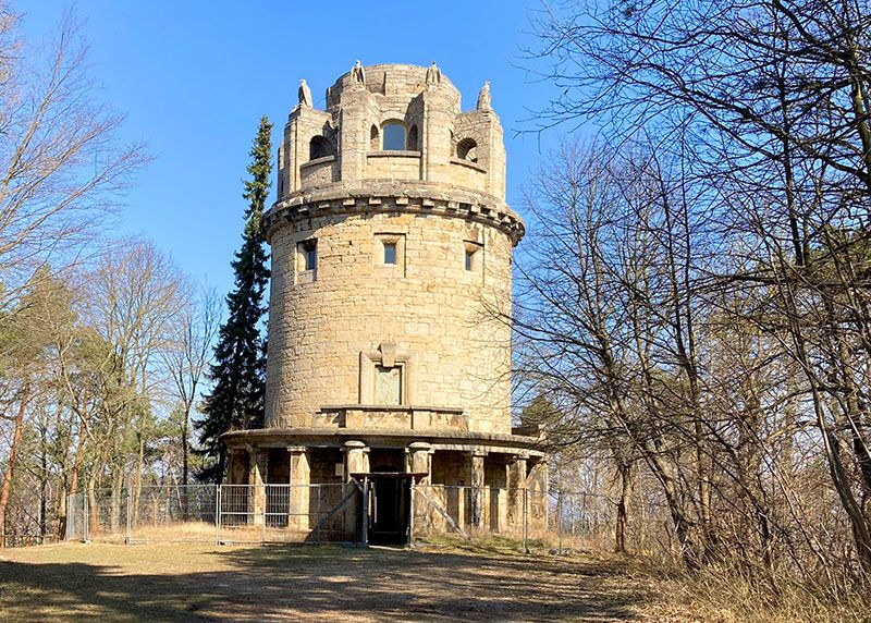 Der Jenaer Bismarckturm steht auf dem Gipfel des 328 Meter hohen Tatzend.