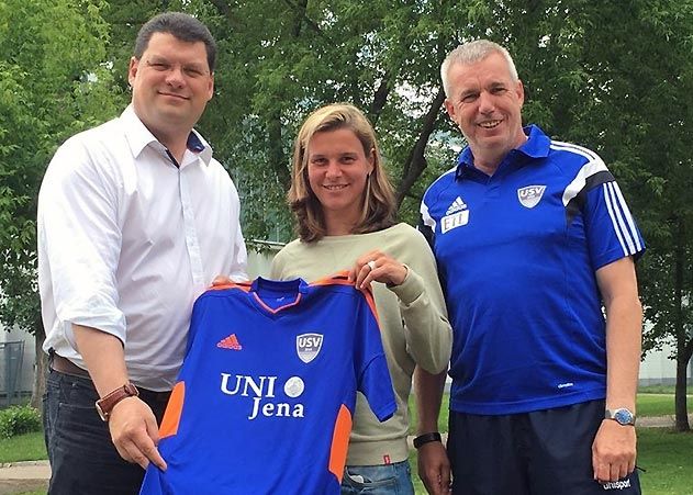 Prominenter Neuzugang: Patricia Hanebeck mit FF USV-Präsident Falk Buchmann (l.) und Co-Trainer Steffen Beck.