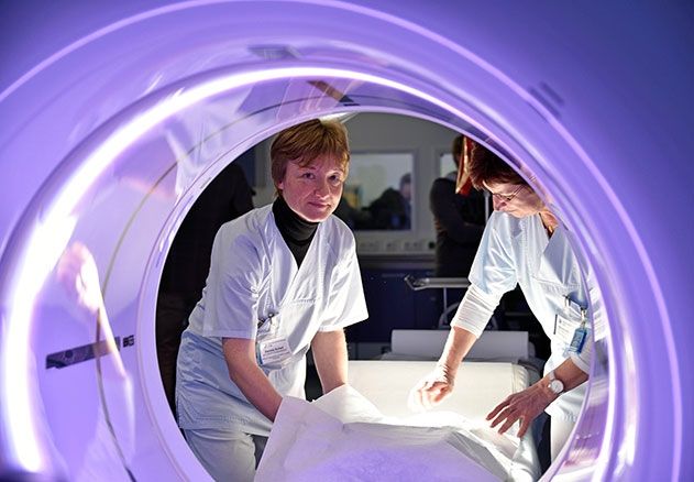 Daniela Scherf, Medizinisch-Technische Radiologieassistentin (MTRA, links) und Marion Behrendt (Leitende MTRA) bereiten das neue „Revolution-CT“ für eine Patientenuntersuchung im Notfallzentrum des UKJ vor.