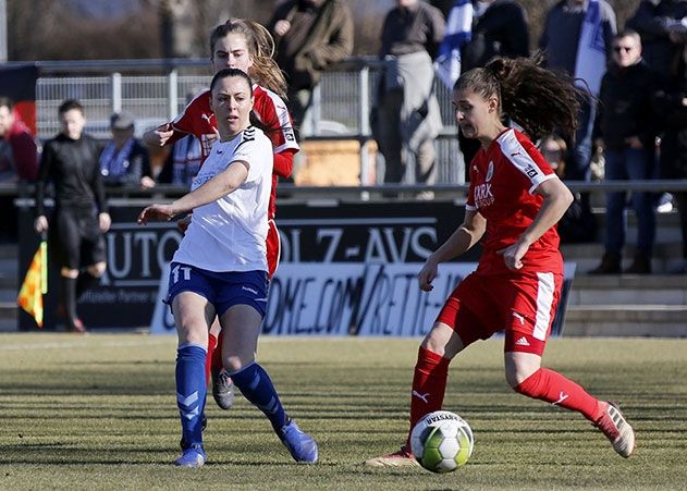 Duell zwischen der Jenaerin Leonie Kreil (11/USV) und zwei Spielerinnen aus Frankfurt.