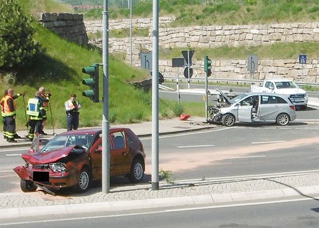 Bei einer Kollision zwischen zwei Fahrzeugen an der Kreuzung zur Auffahrt auf die A 4 in Jena wurden am Montag zwei Personen verletzt.
