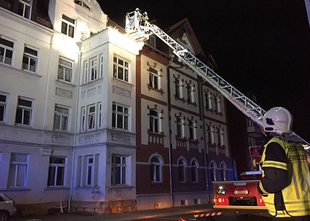 Ein brennender Blumenkübel löste am frühen Mittwochmorgen einen Feuerwehreinsatz im Jenaer Westviertel aus.