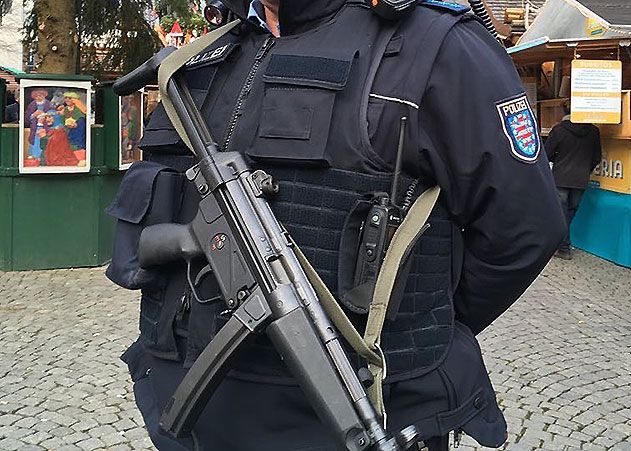Das Thüringer Innenministerium spricht sich gegen das sichtbare Tragen von Maschinenpistolen auf dem Jenaer Weihnachtsmarkt aus.