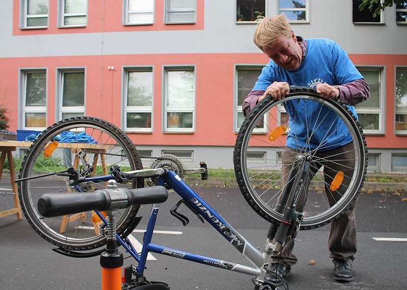 Christian Friese vom ADFC Jena bei der Fahrradreparatur.