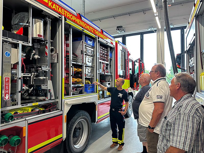 Interessierte Blicke: Ronald Burkhardt von der Freiwilligen Feuerwehr in Zwätzen stellte den alten Kameraden die neue Technik vor.