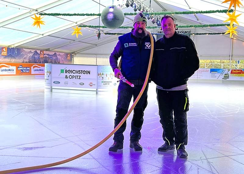 Es ist alles vorbereitet: Der österreichische Eismeister Marco Köhlmeier (l.) und Veranstalter Thomas Kastl freuen sich auf die ersten Gäste.