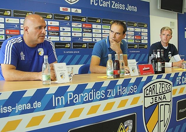 FCC-Cheftrainer Volkan Uluc warnte in der Pressekonferenz vor dem Aufsteiger aus Mecklenburg, der in der vergangenen Saison in der Oberliga immerhin 73 Tore erzielte. Im Bild (von links) Trainer Volkan Uluc, Pressesprecher Andreas Trautmann und Kapitän Rene Eckhardt.