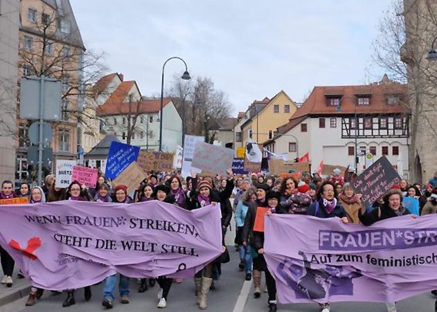 Schon zum dritten Mal lädt der Frauen*Streik Jena zu verschiedenen Veranstaltungen rund um den 8. März, dem internationalen Frauen*Kampftag, ein.