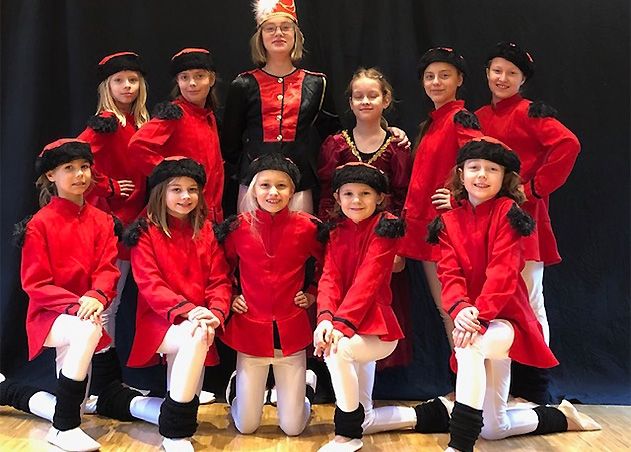 Die Kinder des Show-Balletts Formel I freuen sich auf ihren großen Auftritt.