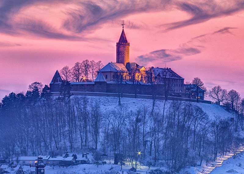 Weihnachten duftet, klingt und funkelt – besonders auf der Leuchtenburg. Im Dezember lädt die mittelalterliche Burg zum „Weihnachtsmarkt der Wünsche“ ein.