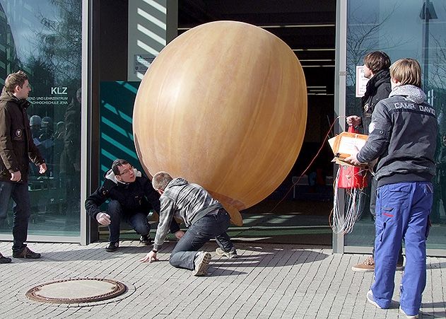 Der Stratosphärenballon kurz vor dem Start bei der Ernst-Abbe-Hochschule Jena.