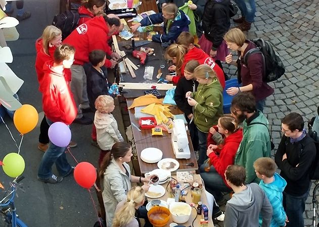 Kletteraktion, zahlreiche Abenteuer und verschiedene Bastelangebote - nach einer Pause findet das Straßenfest der Landeskirchlichen Gemeinschaft Jena in der Wagnergasse statt.