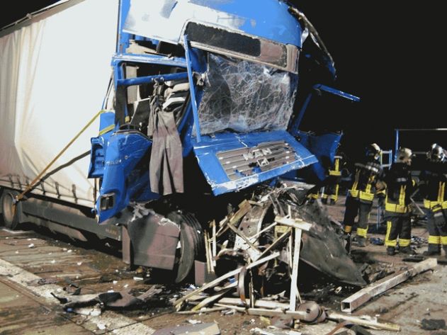 Nahezu ungebremst fuhr der Sattelzug auf einen am Stauende stehenden Lkw auf.