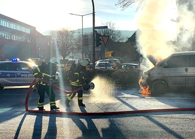 Feuerwehreinsatz in Jena: VW-Bus geht in Flammen auf!