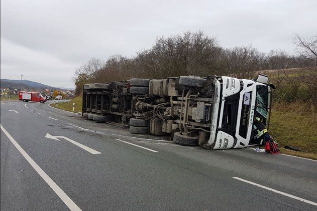 Ein Sattelzug ist am Mittwochmorgen auf der B7 verunglückt.