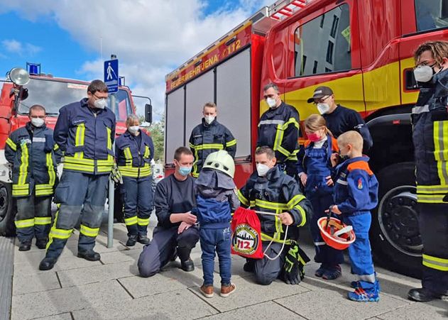 Der 3-jährige Ezra träumt, wovon viele kleine Kinder träumen – einmal im Feuerwehrauto mitfahren. Die Jenaer Kameraden erfüllten dem krebskranken Jungen seinen Wunsch.