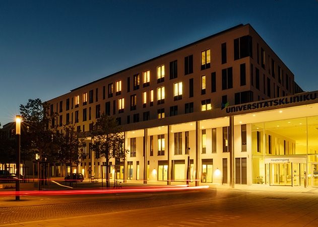 Nächtlicher Blick auf das Uniklinikum in Jena-Lobeda.