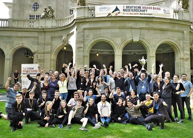 Meisterliche Stimmung vor dem Regentenbau in Bad Kissingen, dem Austragungsort der 7. Deutschen Brass Band Meisterschaft.