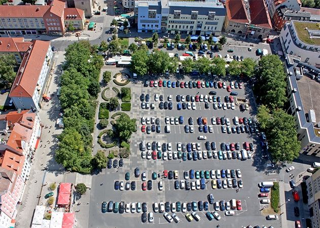 Auf der Fläche des jetzigen Parkplatzes soll in den kommenden Jahren drei Hochhäuser entstehen.