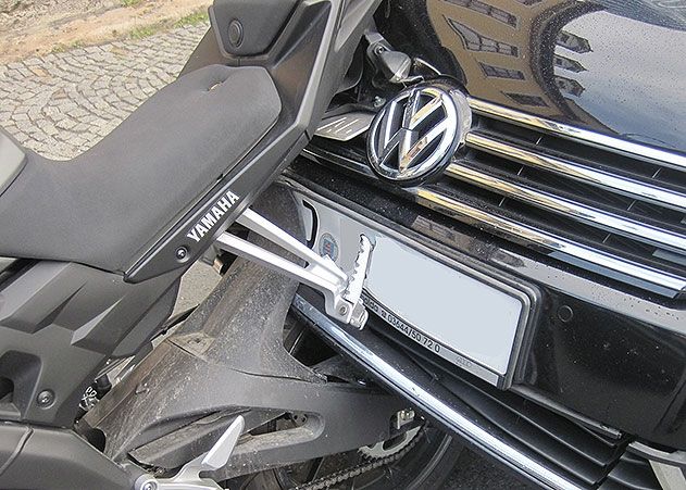 Der VW-Fahrer bemerkte den Stau zu spät und fuhr auf das Motorrad auf. Beide Fahrzeuge mussten abgeschleppt werden.