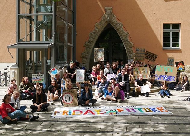 Etwa 60 Jugendliche demonstrierten gemeinsam für eine radikalere Umwelt- und Klimaschutzpolitik direkt vor der Stadtverwaltung.