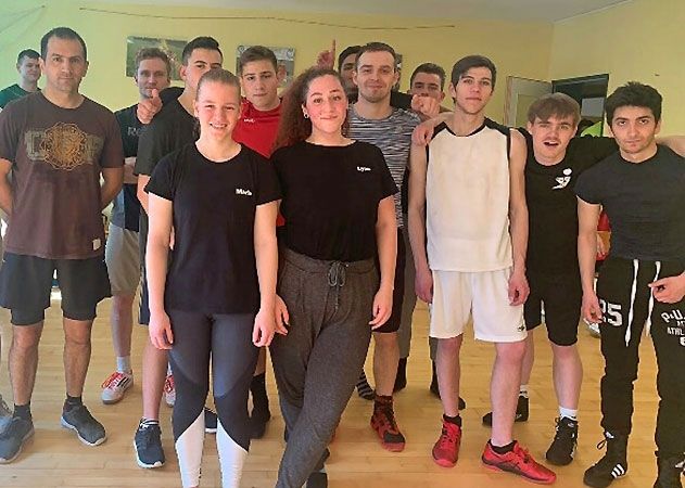 Boxverein trifft zu einer gemeinsamen Trainingseinheit auf Tanzverein im Lobedaer LISA.