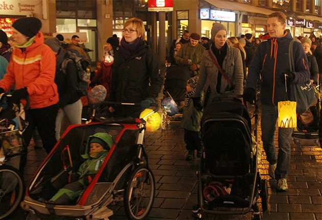 Eltern zogen mit ihren Kindern am Mittwochabend in einem Lampionumzug vor das Rathaus, um gegen die geplante Kita-Gebührenerhöhung zu demonstrieren.