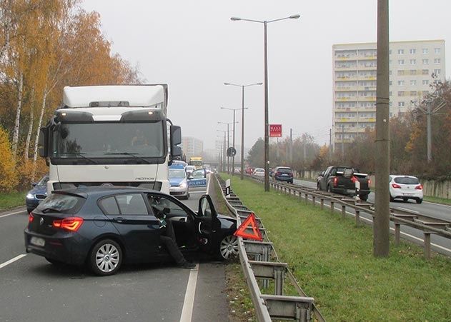 Ein Lasterfahrer wechselte von der linken auf die rechte Fahrspur und übersah dabei den BMW.