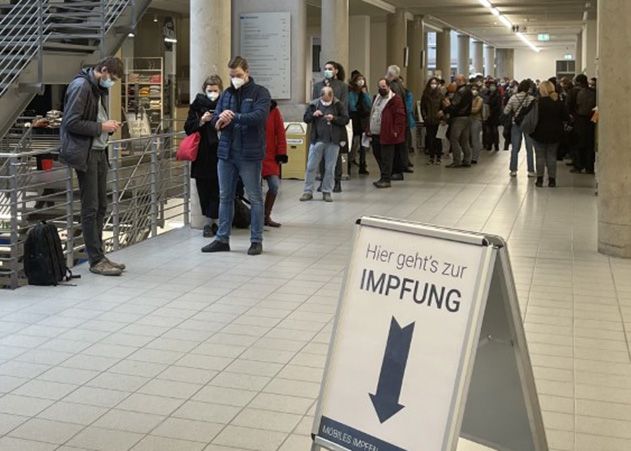 Etwa eine Stunde mussten die Impfwilligen im Foyer des AbbeCampus in Jena warten.