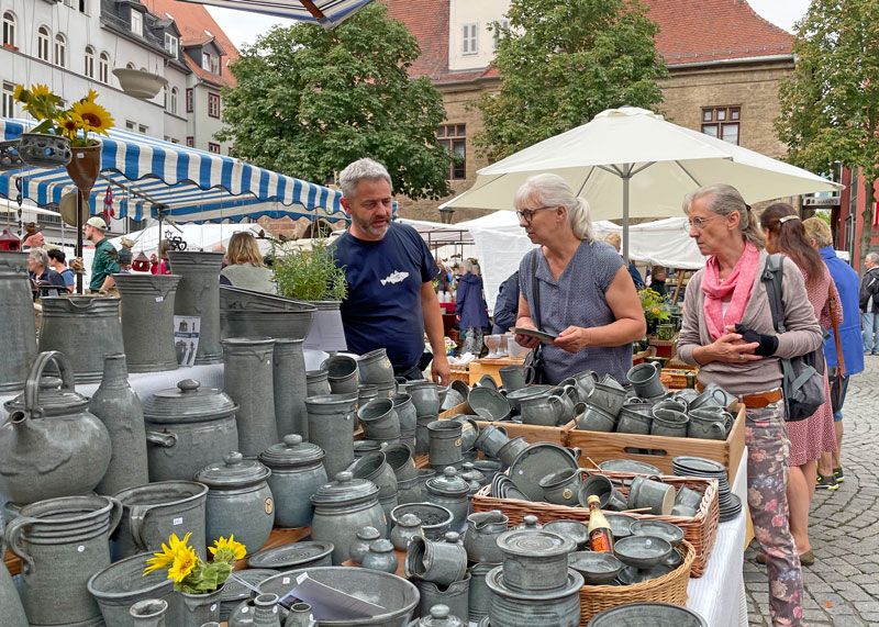 Der 25. Jenaer Töpfermarkt ist in vollem Gange und lockt noch bis zum Sonntag bei herrlichem Sommerwetter die Besucher in die Innenstadt.