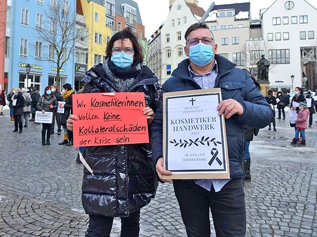 Uta Gierschke aus Jena im Protest vereint mit Ralf Kirchner aus Steinach.