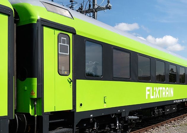 Ab den morgigen Freitag wird der farblich markante Zug auch in Jena halten.